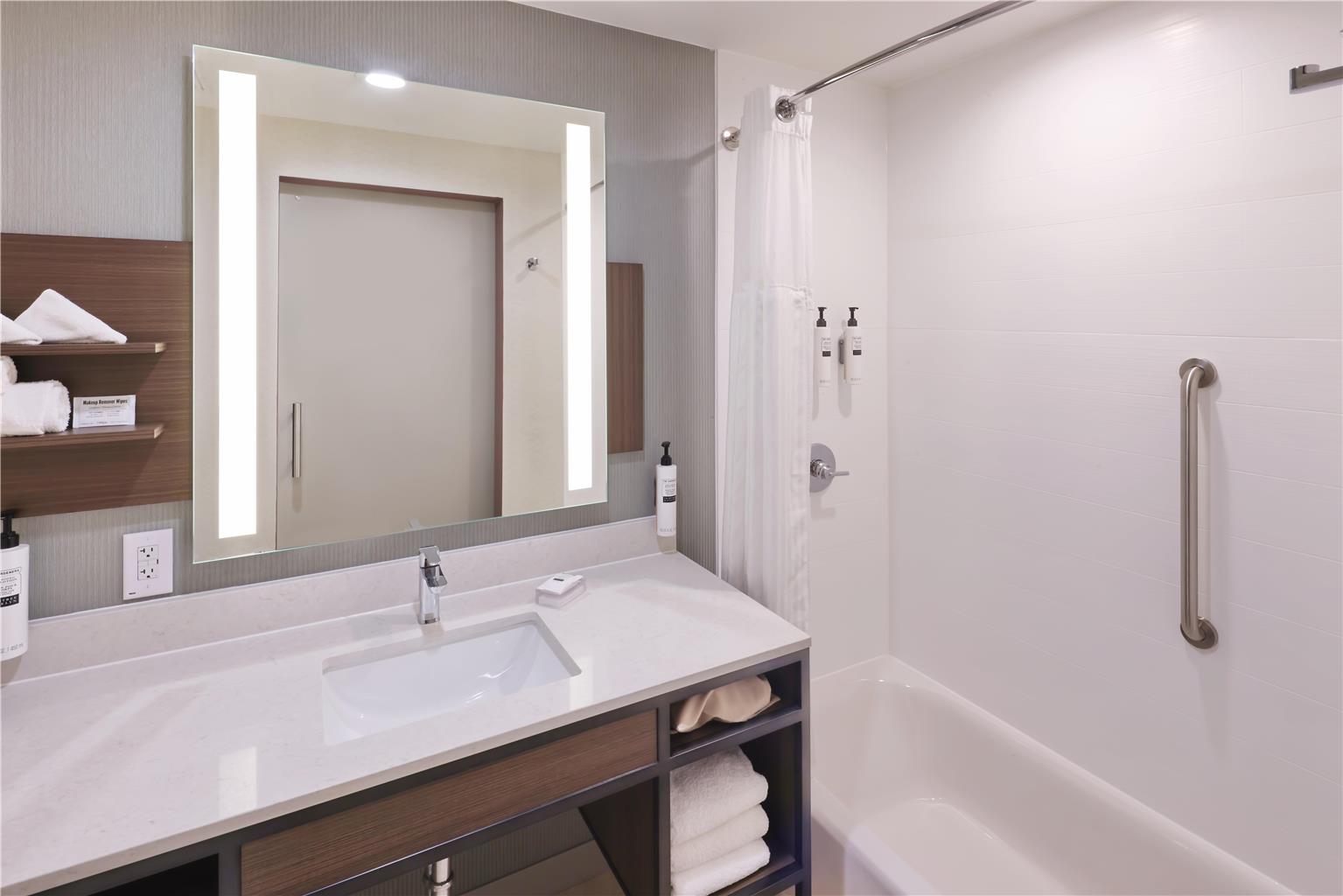 Guest room bath