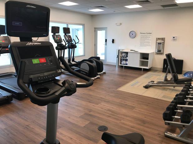Images Holiday Inn Express & Suites Hannibal - Medical Center by IHG
