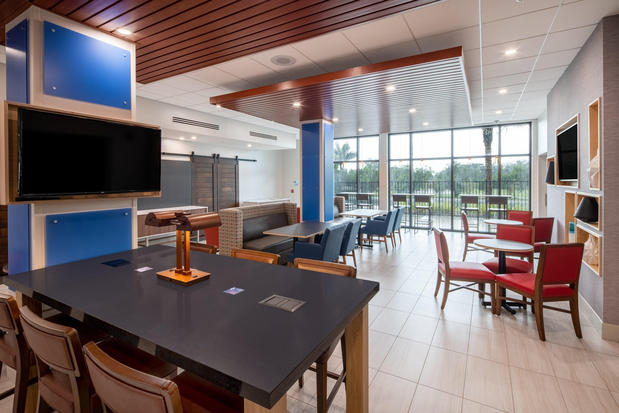 Images Holiday Inn Express & Suites Ft Myers Beach-Sanibel Gateway, an IHG Hotel