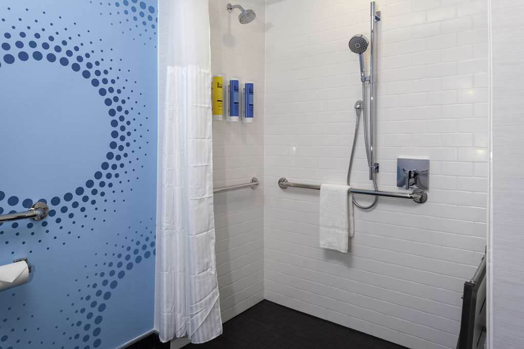 Guest room bath