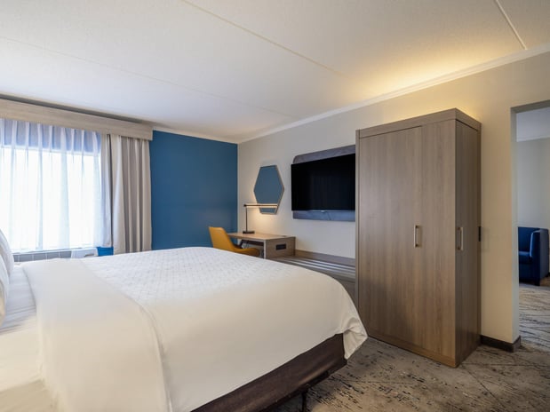 Images Holiday Inn Express & Suites Greensboro-(I-40 @ Wendover) by IHG
