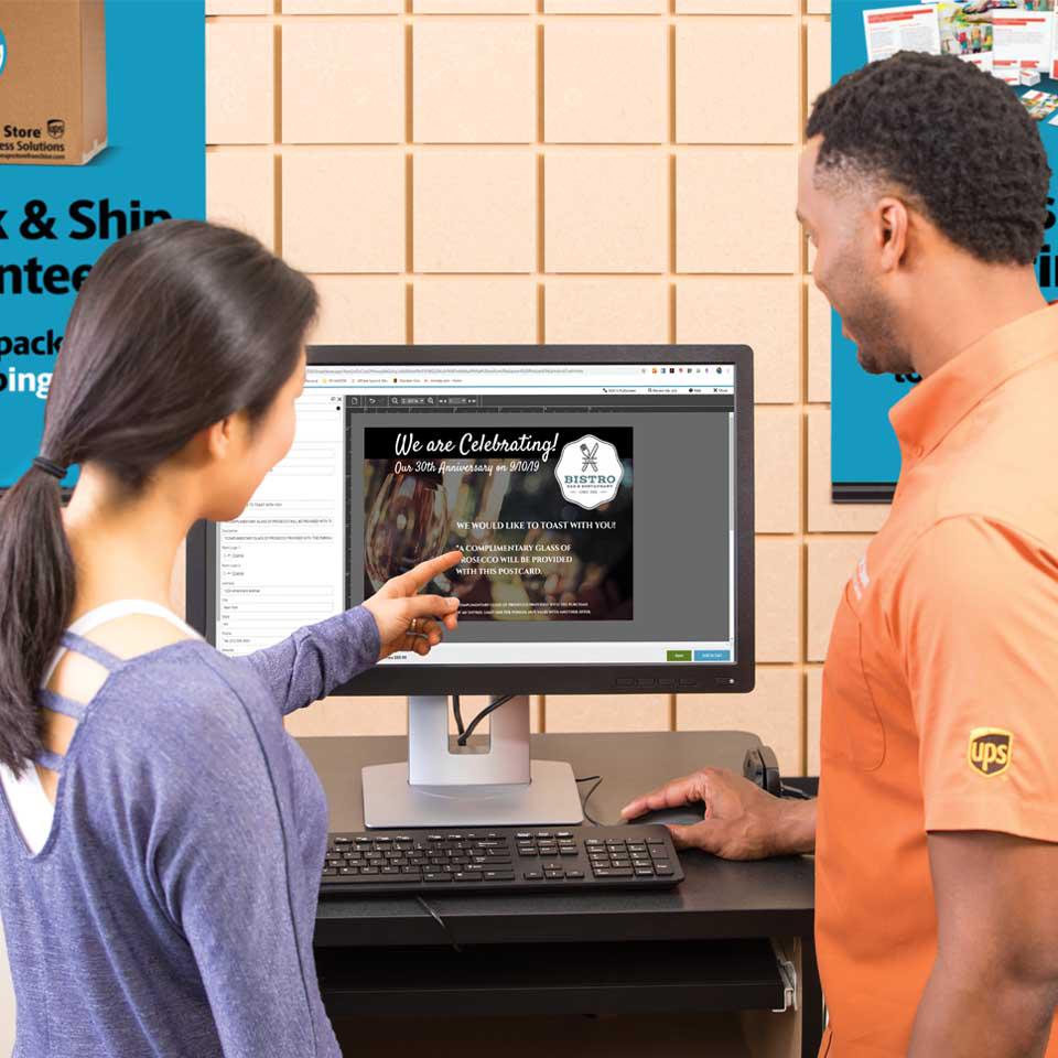 Un cliente que utiliza la página web de impresión de The UPS Store