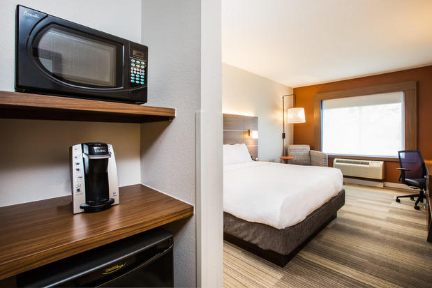 Images Holiday Inn Express & Suites Bellevue (Omaha Area), an IHG Hotel