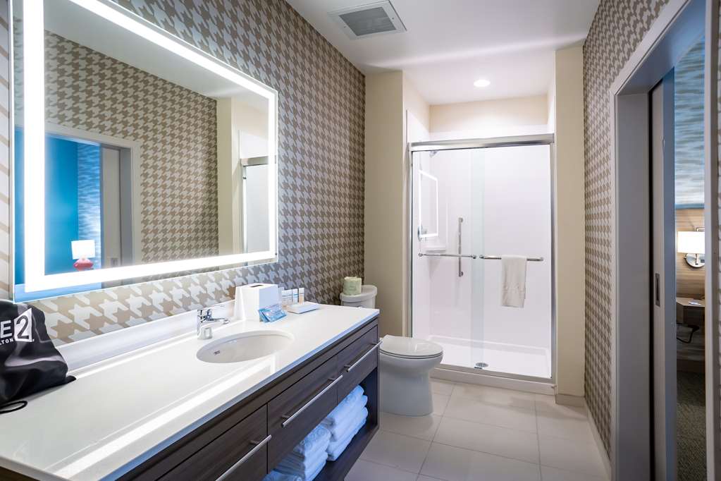 Guest room bath