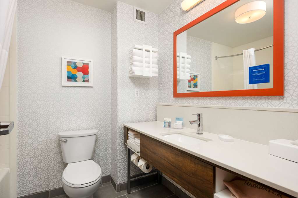 Guest room bath