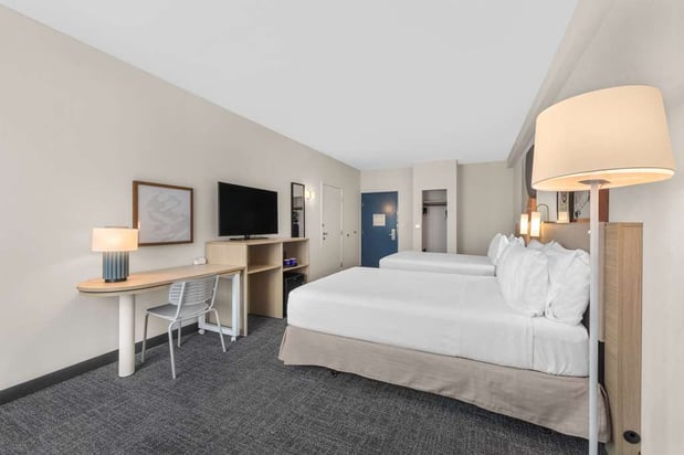 Images Spark by Hilton Bakersfield Central