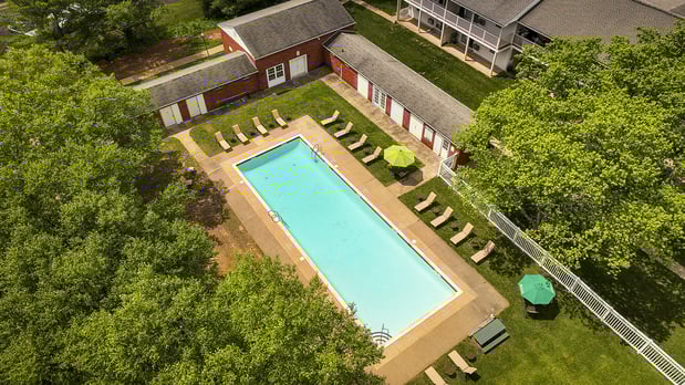 Images Country Manor Apartments