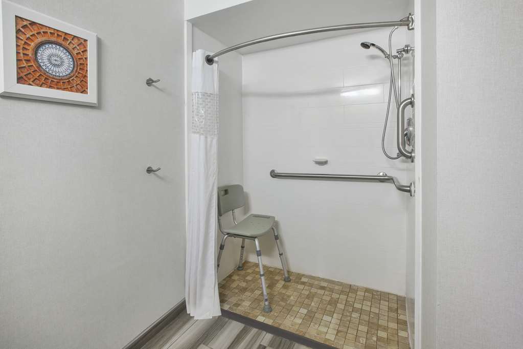 Guest room bath