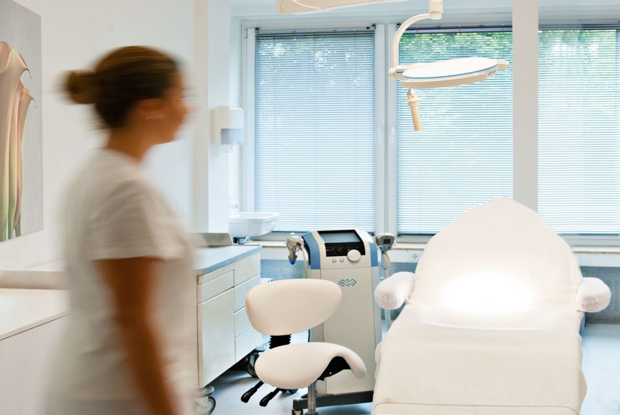 Dr. med. Karl Schuhmann, Haroldstr. 34 in Düsseldorf