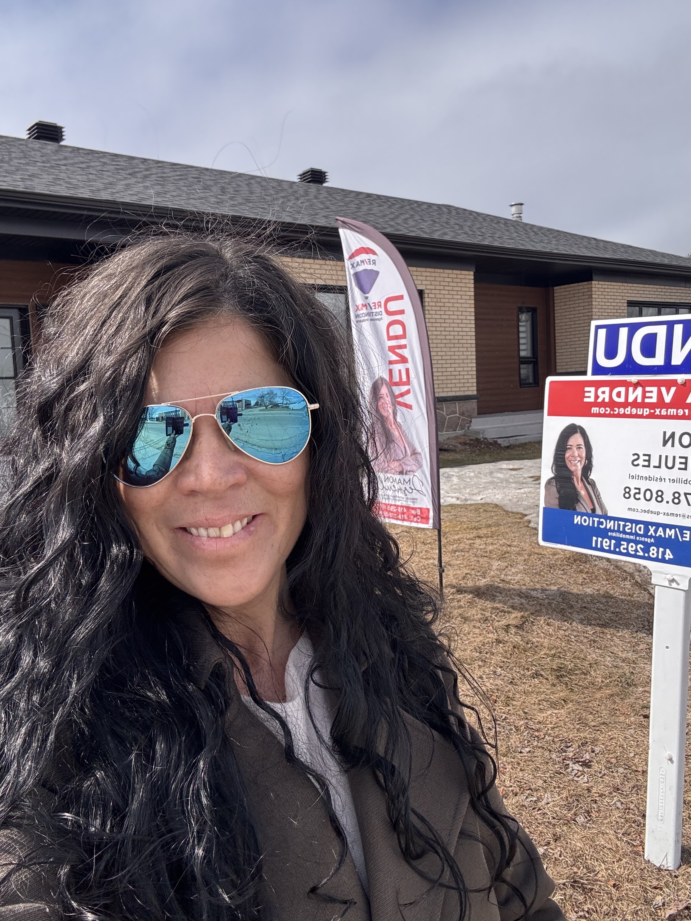 Images Manon Desmeules Immobilier Inc. Courtier immobilier résidentiel chez RE/MAX DISTINCTION