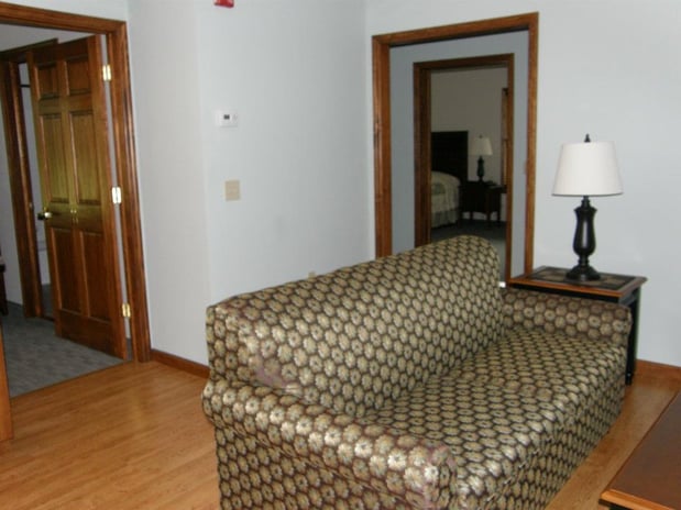 Images Redwood Inn & Suites