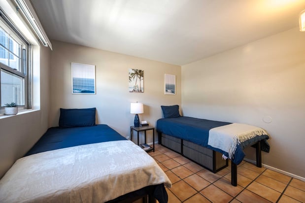 Images Solis Isla Vista