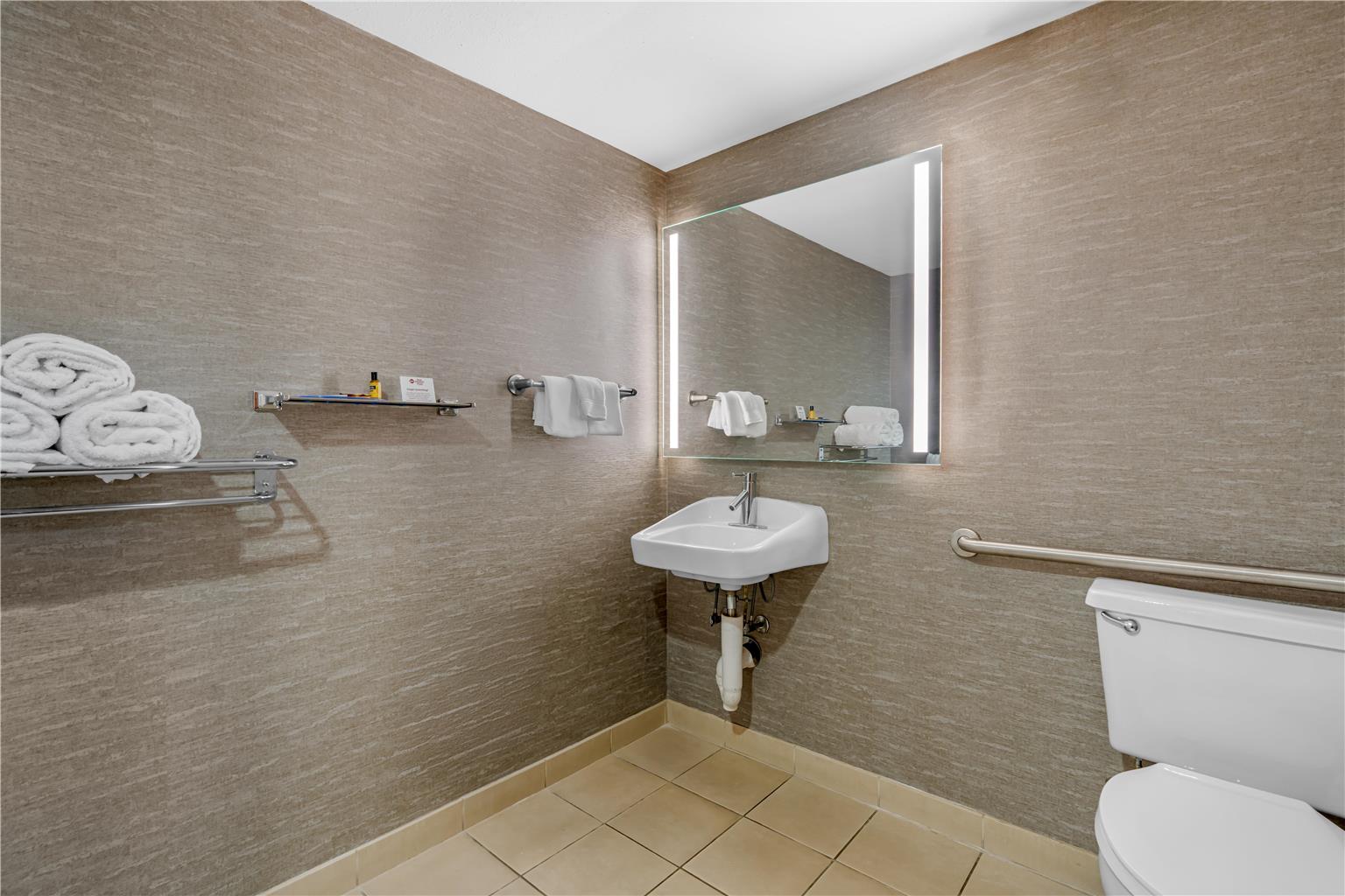 ADA - 1 King Bed w/ Bathtub