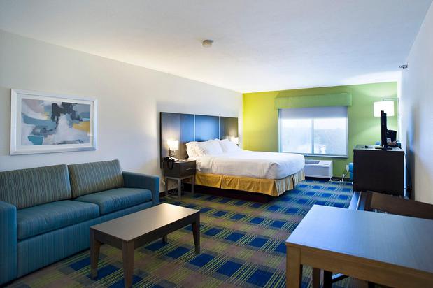 Images Holiday Inn Express & Suites Vermillion, an IHG Hotel