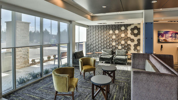 Images Holiday Inn Express & Suites Nashville Metrocenter Downtown by IHG