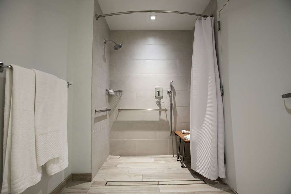 Guest room bath