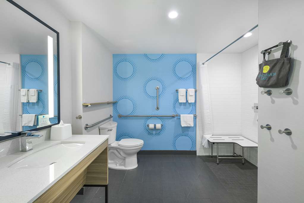 Guest room bath