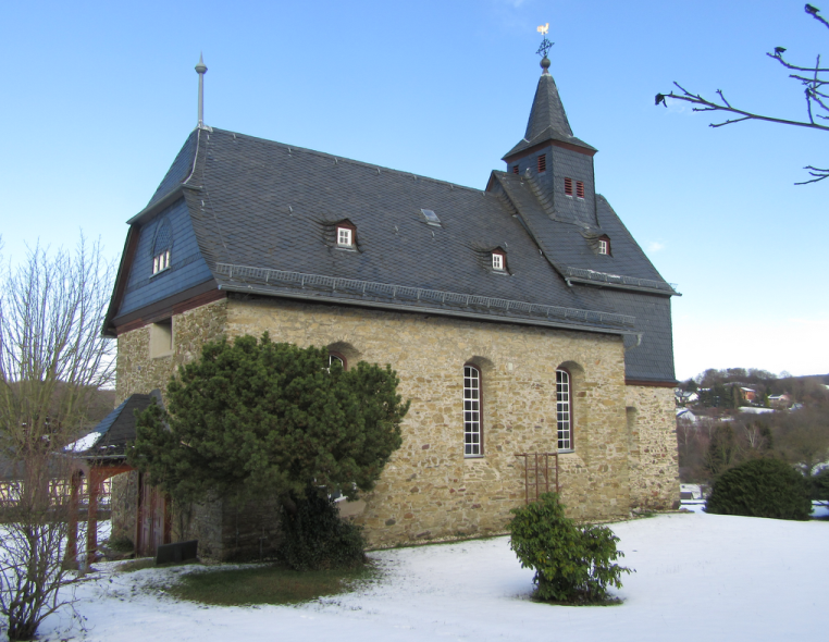 1469: Ersterwähnung der Kirche als Kapelle; der heutige Bau wurde Anfang des 18. Jahrhunderts errichtet. Barocke Rankenornamente wurden während der Innenrenovierung 2015-16 an den Fensterlaibungen freigelegt. Sie sind Teil der barocken Erstausmalung der K
