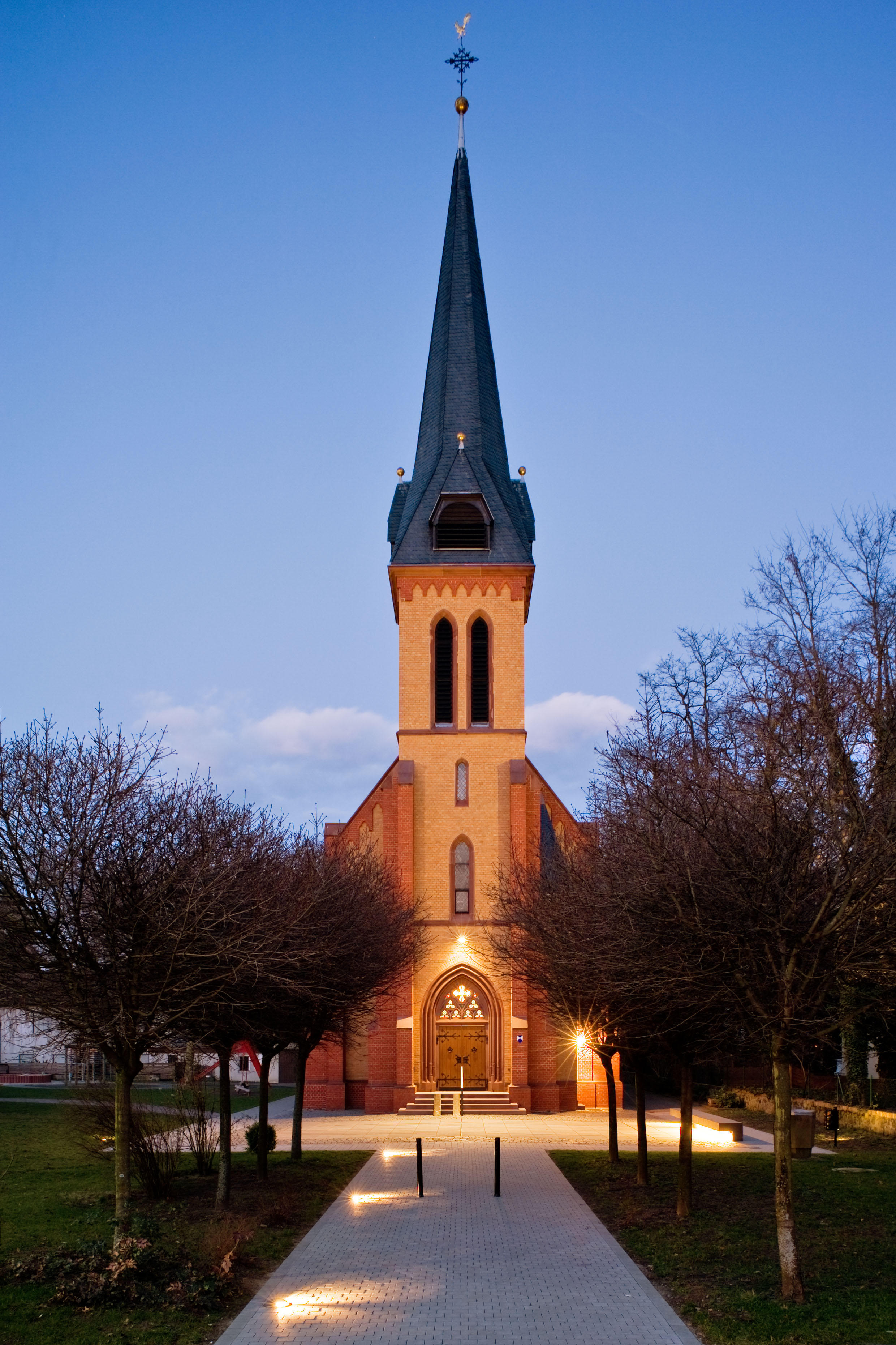 Das am Main gelegene Steinheim ist seit 1974 ein Stadtteil der Stadt Hanau. Der Ort, der früher zum Mainzer Erzstift gehörte, ist katholisch geprägt. 1853 wurde in Steinheim eine evangelische Gemeinde gegründet, die zunächst noch mit Seligenstadt verbunde