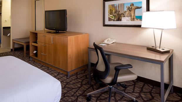 Images Holiday Inn & Suites Warren, an IHG Hotel