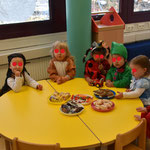 Kinder sitzend am Tisch - Die kleinen Piraten - Kindergarten - Kinderkrippe