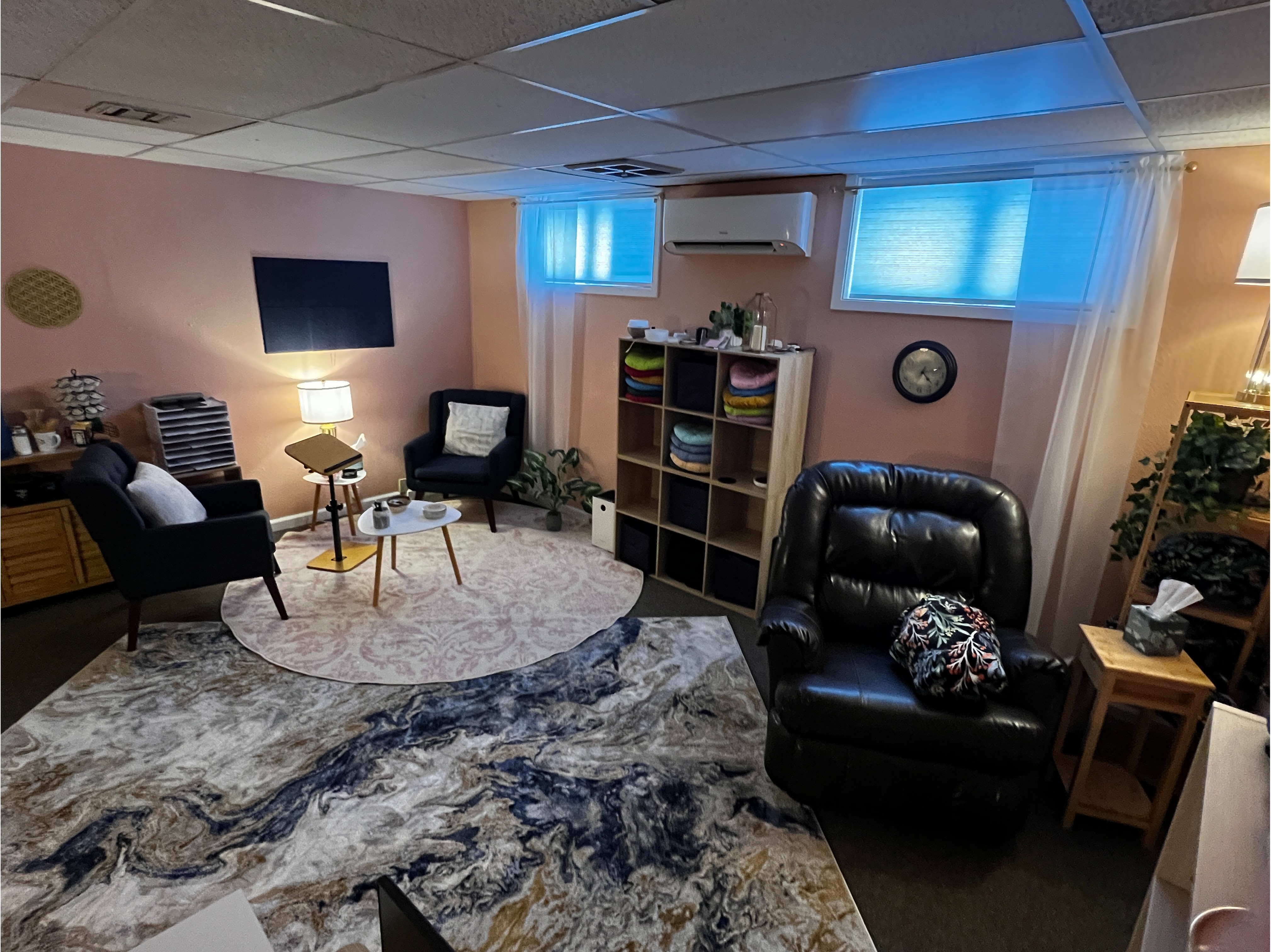 Relaxation & Session Space: Peaceful hypnosis session room with comfortable recliner seating, soft lighting, and calming d&eacute;cor designed to support relaxation, subconscious transformation, confidence building, and emotional healing.