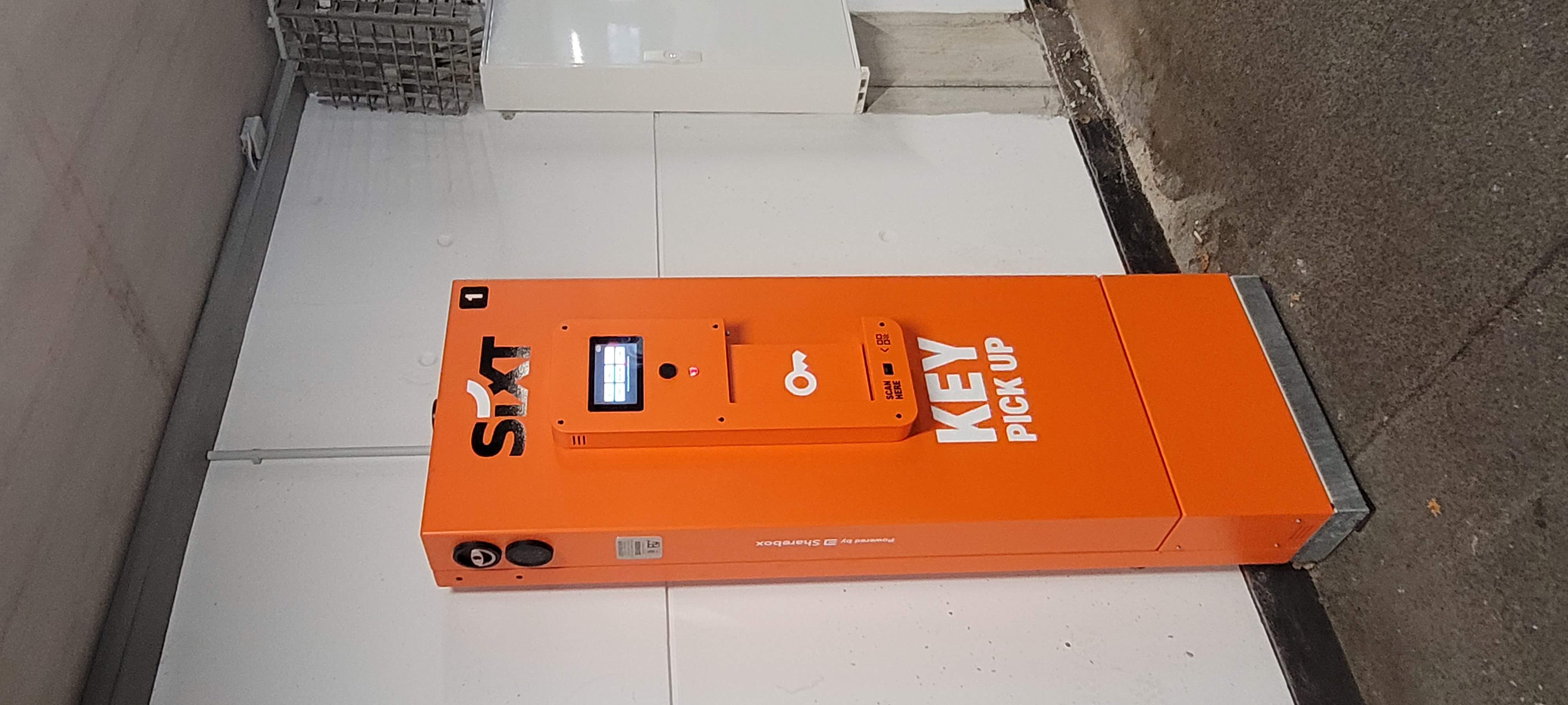 SIXT Autovermietung Hamburg Altona Bahnhof, Paul-Nevermann-Platz 15 in Hamburg