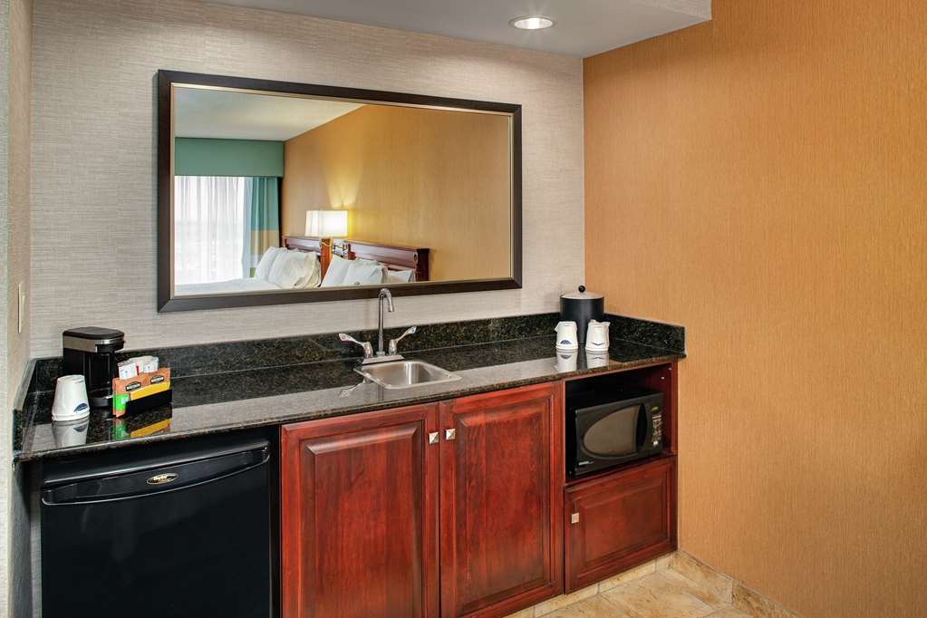 Images Hampton Inn & Suites by Hilton Toronto Airport