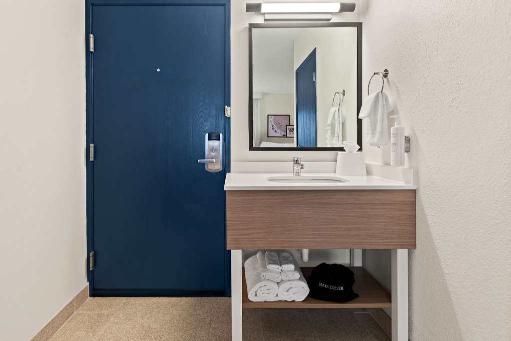 Guest room bath