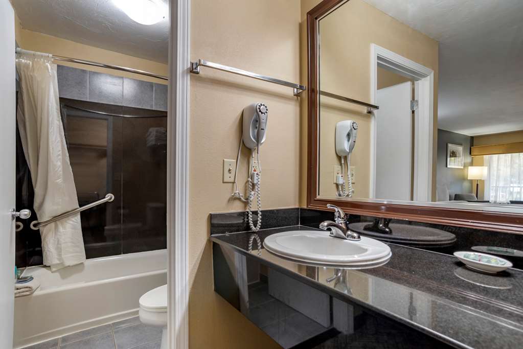 Guest Bathroom Best Western Apalach Inn Apalachicola (850)653-9131