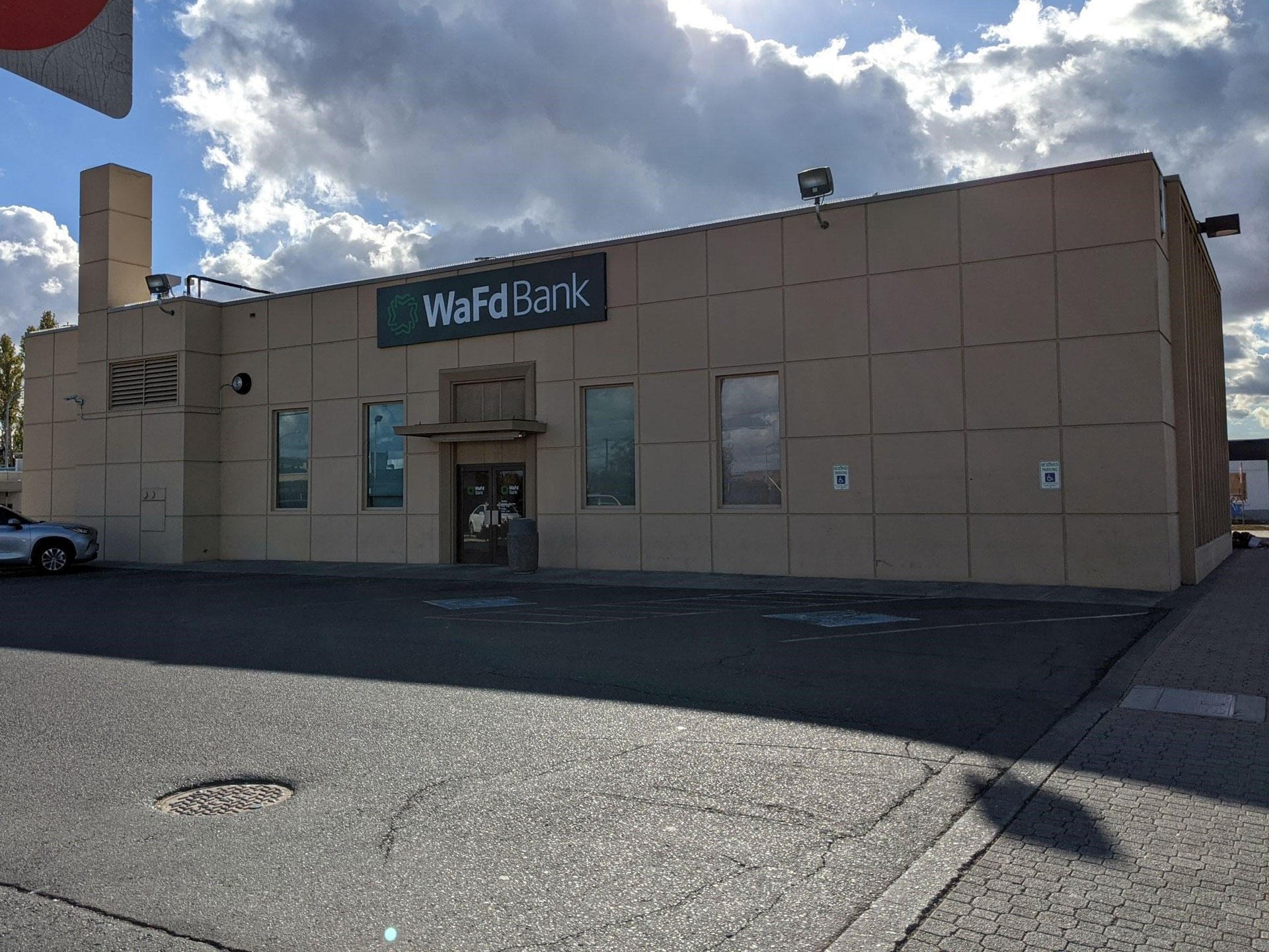 Photo of the WaFd Bank Branch location in Moses Lake, Washington. Located at 103 E 3rd Avenue, Moses WaFd Bank Moses Lake (509)765-2960