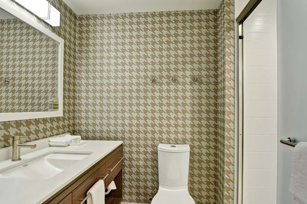 Guest room bath