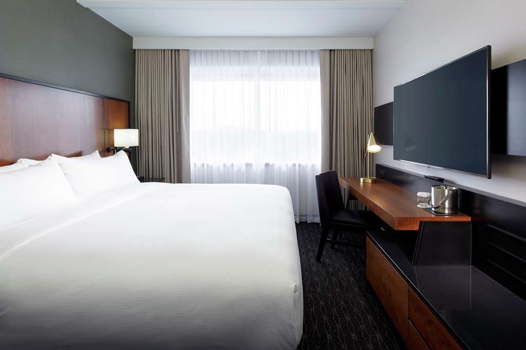 Guest room DoubleTree by Hilton Montreal Airport Dorval (514)631-4811