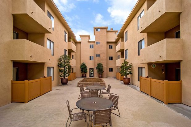 Images Los Robles Apartments