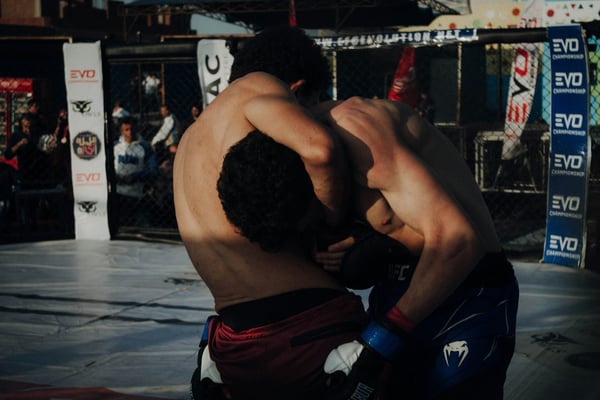 Realitätsnahes MMA-Training mit Elementen aus Grappling, Clinch und Kontrolle zur gezielten Leistungssteigerung.