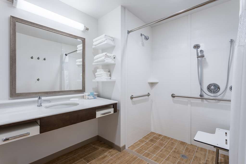 Guest room bath