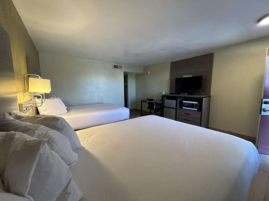 Double Queen Guestroom