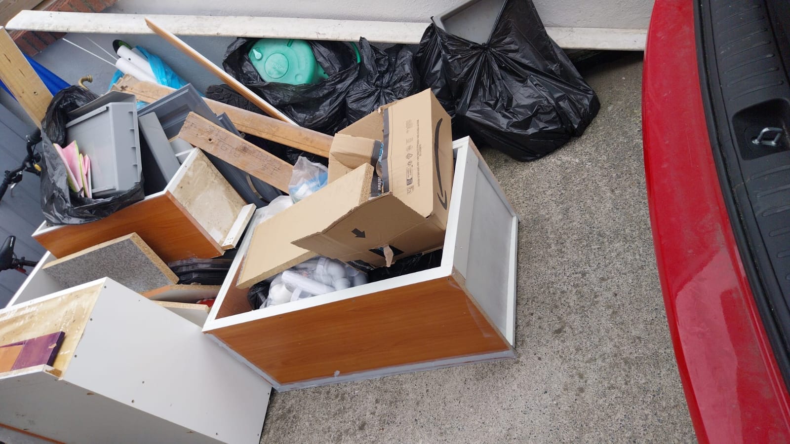 Residential Rubbish Removal, Commercial Waste Removal, Garden Waste Clearance, Construction & Renovation Waste Removal, Attic, Garage & Shed Clearance, Tree Removal & Green Waste Recycling