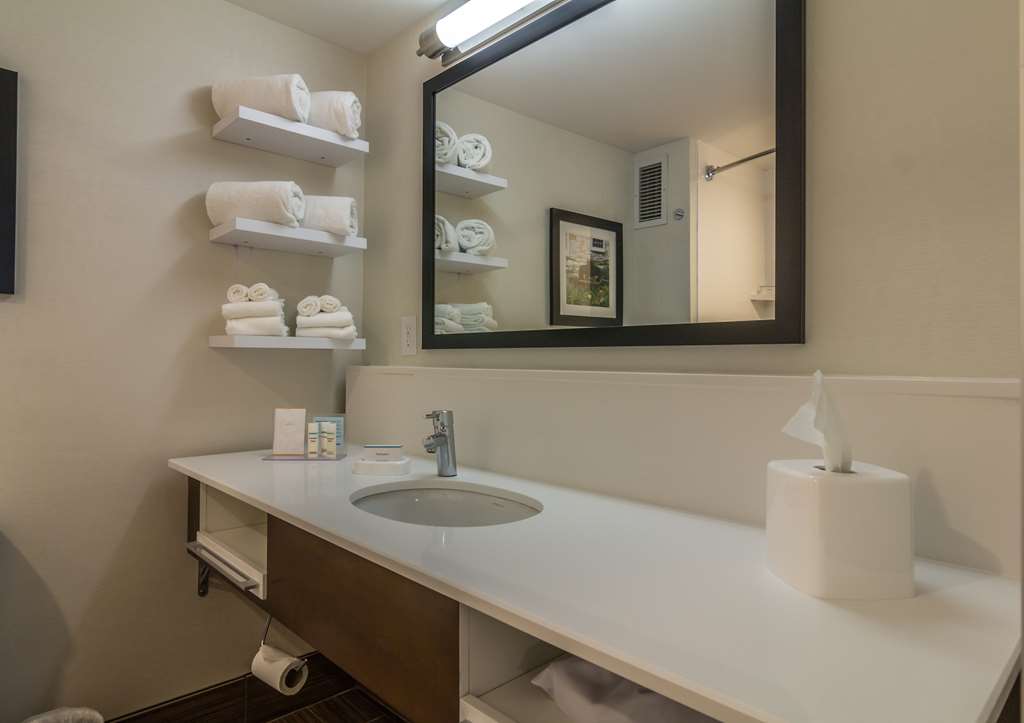 Guest room bath