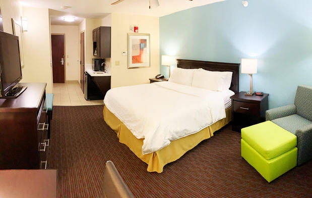 Images Holiday Inn Express & Suites Gainesville, an IHG Hotel