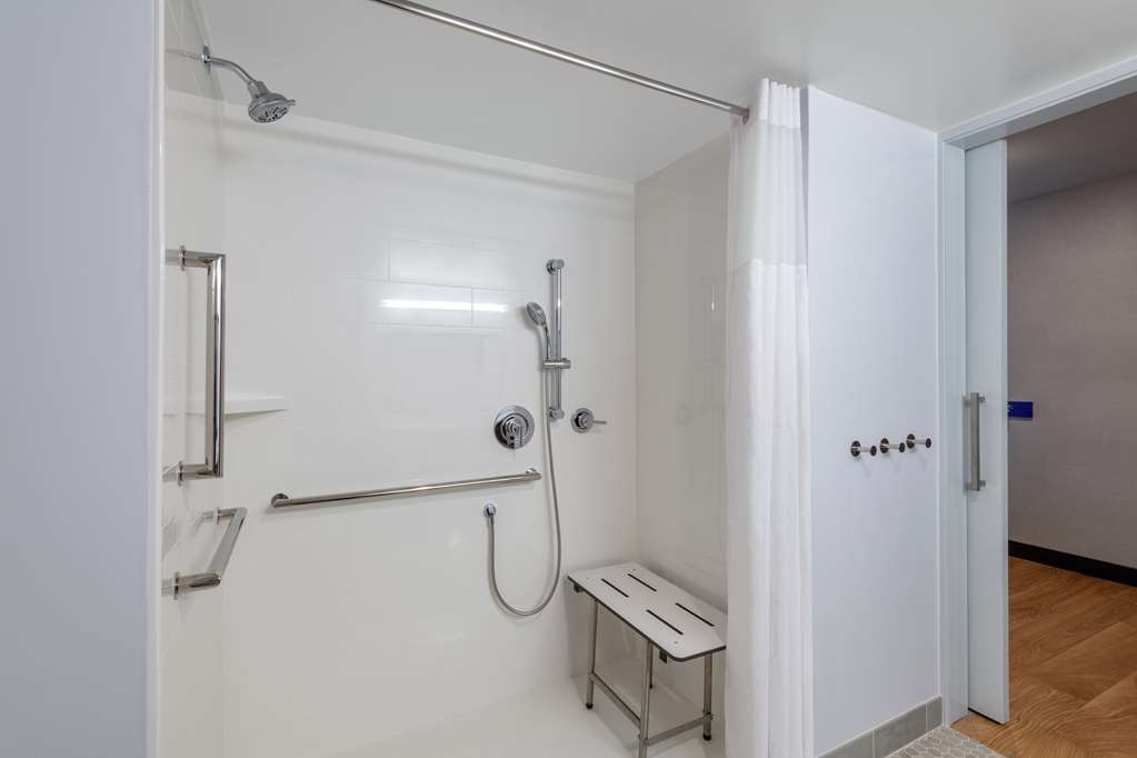 Guest room bath