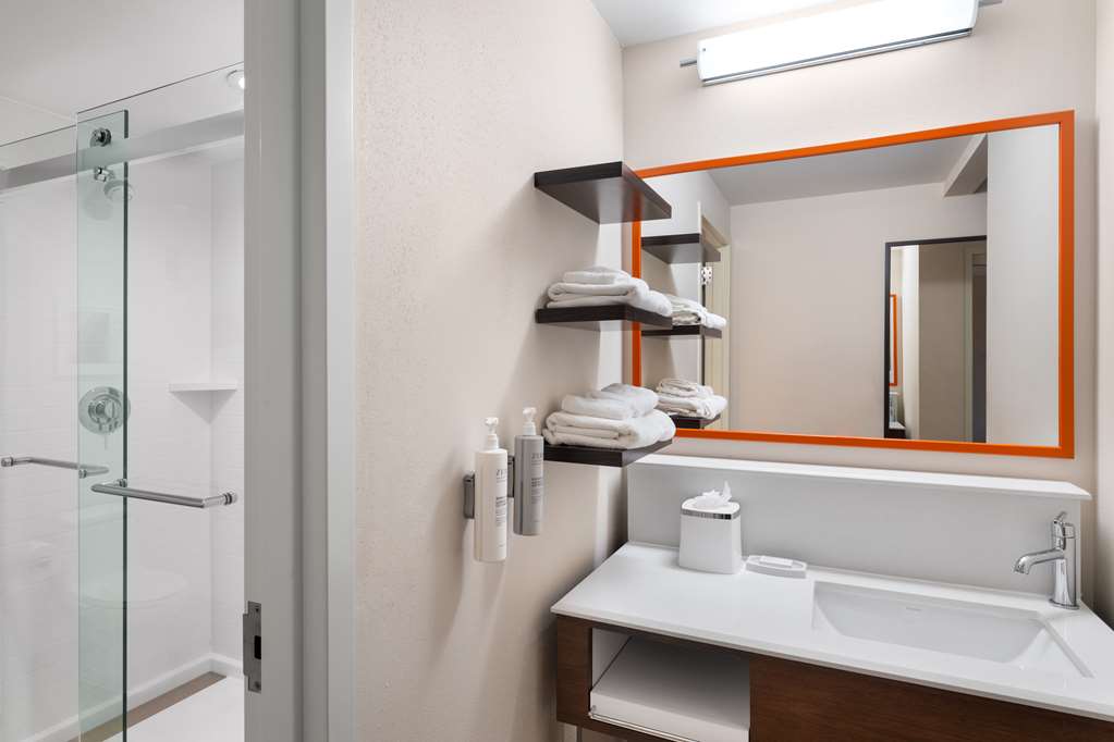 Guest room bath
