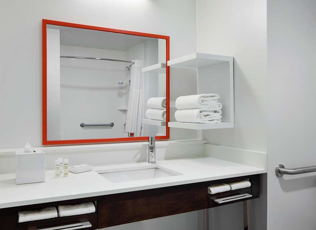 Guest room bath