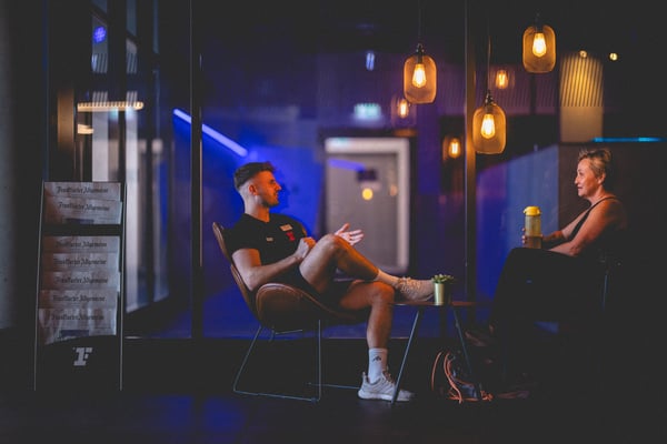 Persönliches Beratungsgespräch in entspannter Atmosphäre -  David Nikolaitschik - Personal Trainer in Mannheim