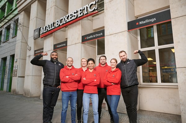 Das Team von Mail Boxes Etc. besteht aus engagierten und erfahrenen Experten, die sich darauf konzentrieren, Ihnen den bestmöglichen Service zu bieten. Wir sind stolz darauf, ein professionelles und freundliches Team zu haben, das Ihnen bei allen Fr...