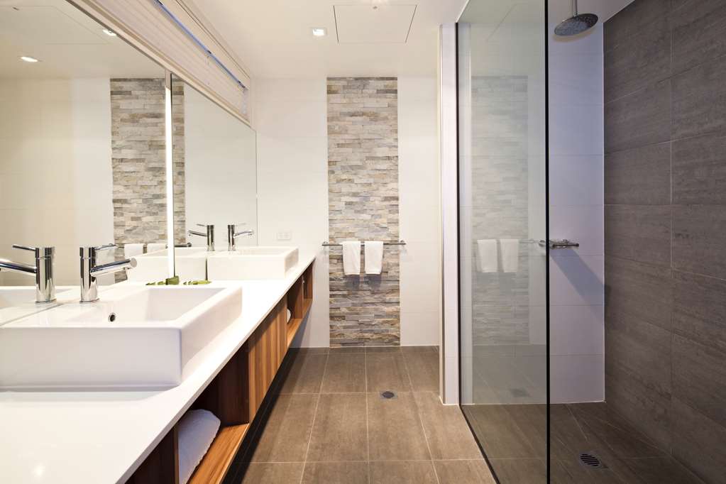 Executive King Bathroom Best Western Plus Ballarat Suites Ballarat (03) 5329 0200