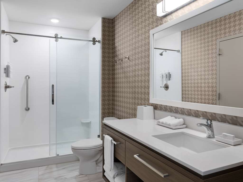 Guest room bath