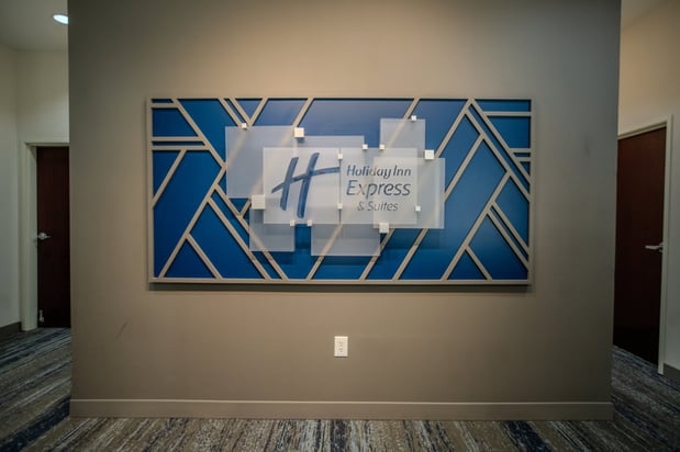 Images Holiday Inn Express & Suites Cleveland by IHG