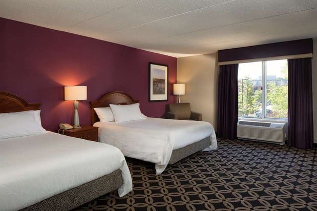 Images Hilton Garden Inn Auburn Riverwatch