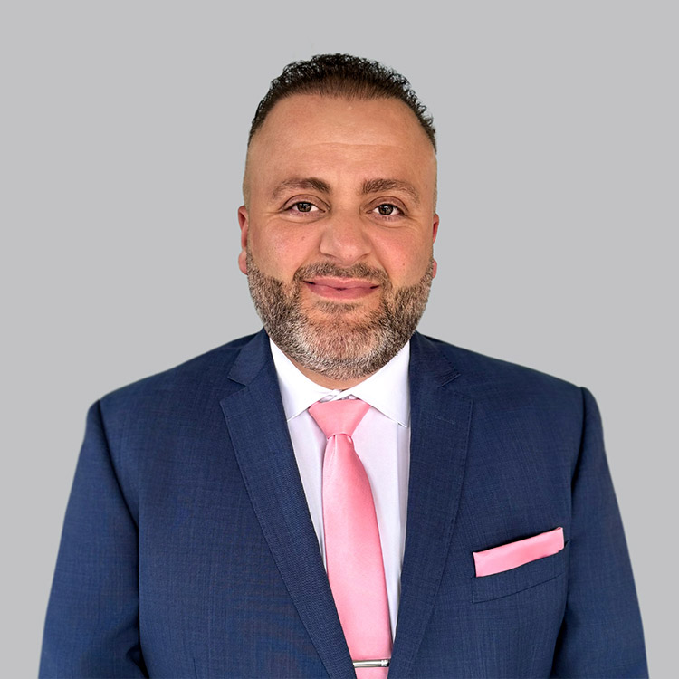 Headshot of Eithar Gaggi, a wealth advisor at Chase